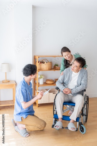 高齢者患者の家に訪問する医者（訪問医療・在宅介護）