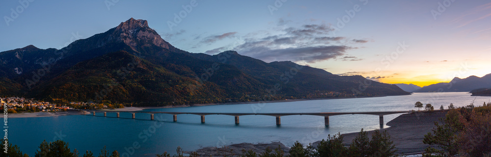 La nuit tombe sur le Lac de Serre-Ponçon