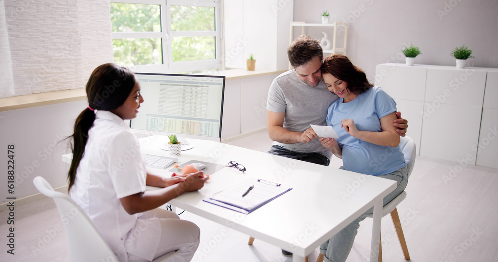 Obraz premium Female Doctor Explaining Ultrasound Scan To Woman