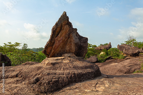 .The morning sun shines on the many large, beautiful rocks that line the cliff..Numerous strangely shaped rocks lined up on the cliffs..A large number of large, beautiful boulders line the cliff..
