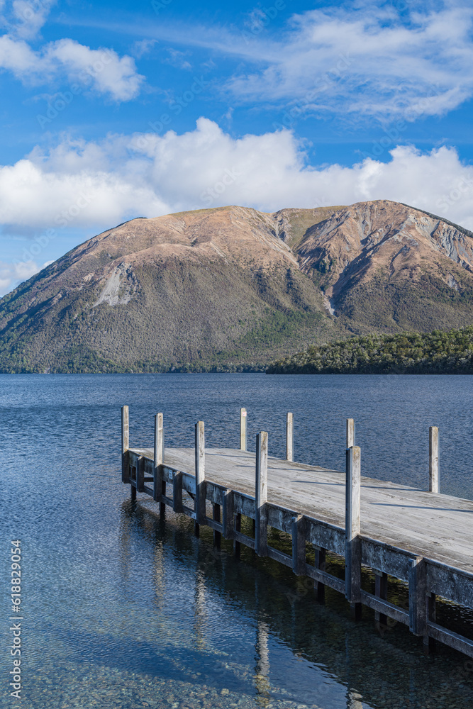 ニュージーランド　ネルソン・レイクス国立公園の桟橋から見えるロトイティ湖とロバート山