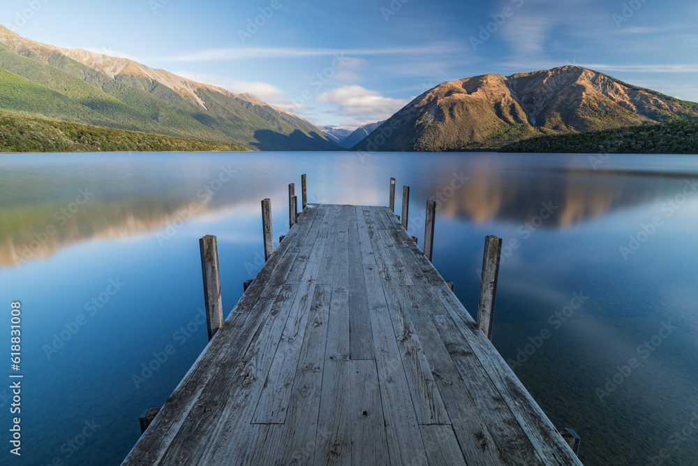 Naklejka premium ニュージーランド ネルソン・レイクス国立公園の桟橋から見えるロトイティ湖と南アルプス山脈