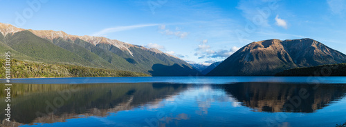 ニュージーランド ネルソン・レイクス国立公園のロトイティ湖とロバート山