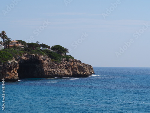 Sonnige Küste von Cala Mandia auf Mallorca in Spanien