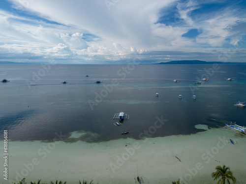  아름다운 해변과 호핑보트(필리핀 전통배, 방카)들이 있는 필리핀 보홀 팡라오섬의 알로나 비치 풍경