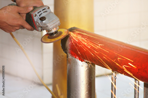 Use the hand grinder. to adjust the the steel railing gloves until the spark breaks out.