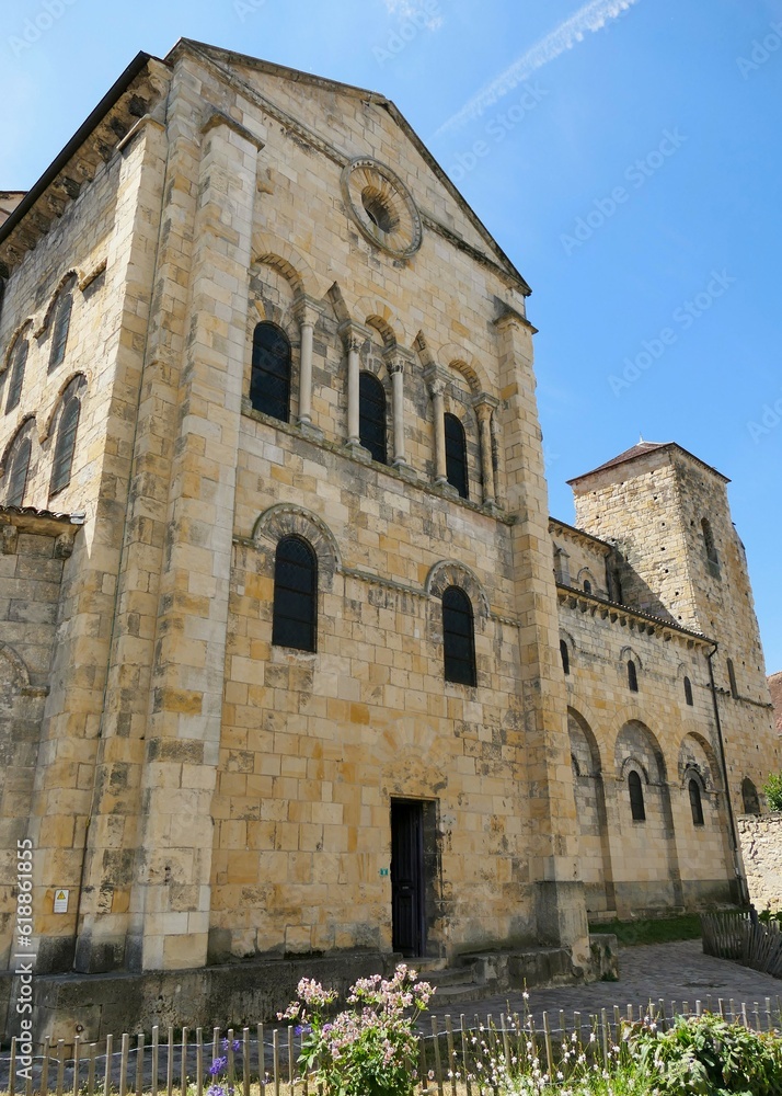 
La façade du transept nord de l’église Saint-Etienne à Nevers
