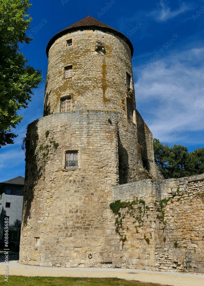La tour Goguin et les vestiges des anciens remparts de la ville de Nevers 