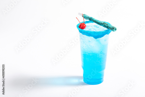 Azulito o pitufo es un cóctel de vodka, curacao, bebida energizante y refresco de lima, se sirve en un vaso decorado con un escarchado de chamoy y dulces photo