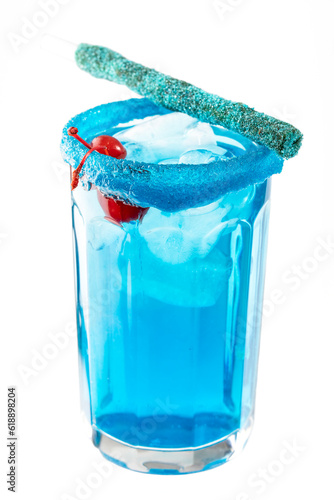 Azulito o pitufo es un cóctel de vodka, curacao, bebida energizante y refresco de lima, se sirve en un vaso decorado con un escarchado de chamoy y dulces