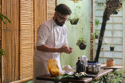 Chef talentoso preparando o doce tradicional de Paraty: Pé de Moleque com gengibre, melado de cana e farinha de mandioca