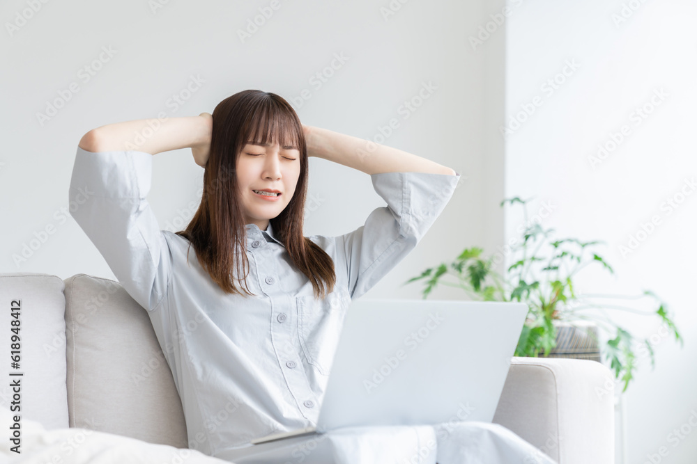 若い女性 パソコン 考える 若い女性 パソコン 考える