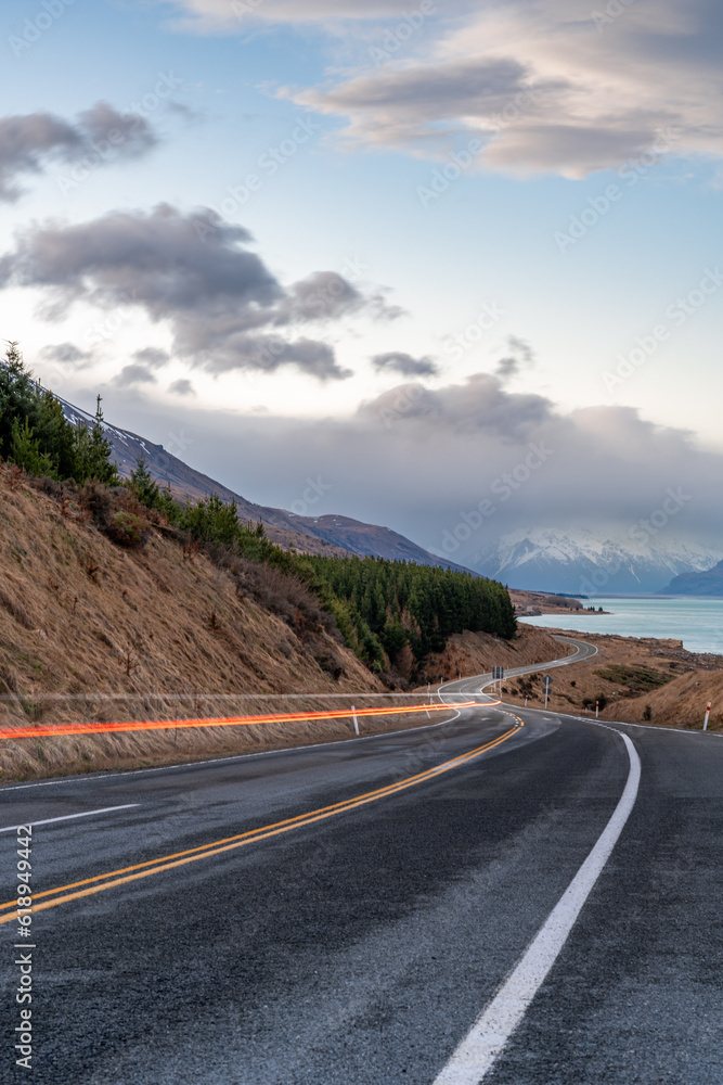Φωτογραφία Scenic view at Peters Lookout, Mount Cook Road alongside Lake Pukaki with snow capped Southern Alps basking in the late winter evening light