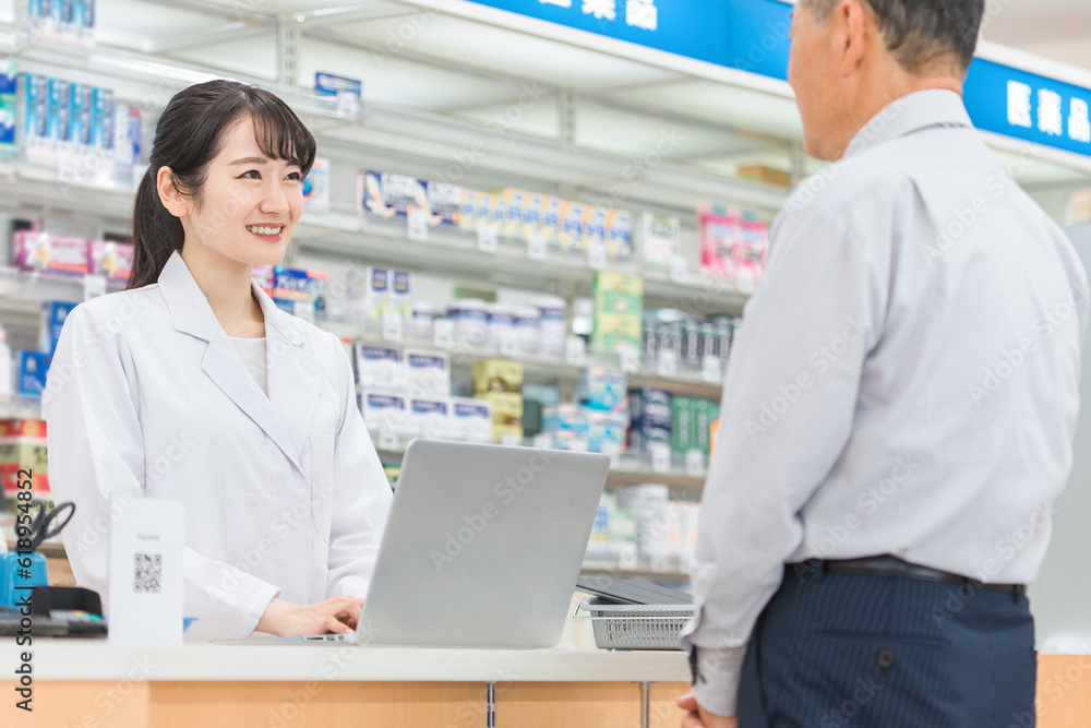 薬局でノートパソコンを使いながら相談を受ける薬剤師・調剤師(レセコン・レセプトコンピュータ)
薬局でノートパソコンを使いながら相談を受ける薬剤師・調剤師(レセコン・レセプトコンピュータ)