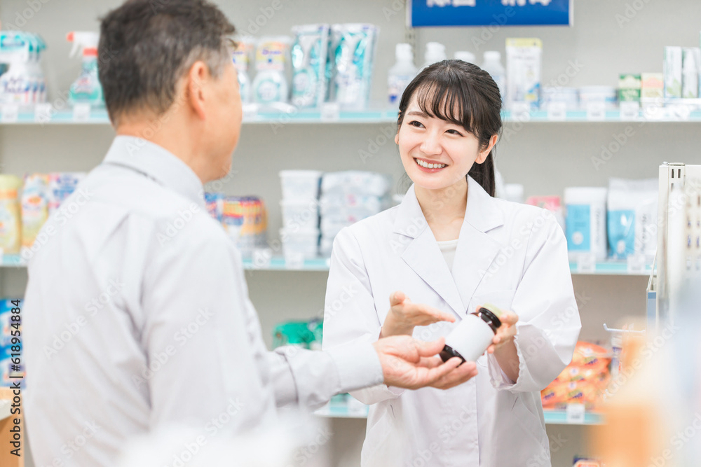 薬局で接客・薬を勧める薬剤師・調剤師
薬局で接客・薬を勧める薬剤師・調剤師