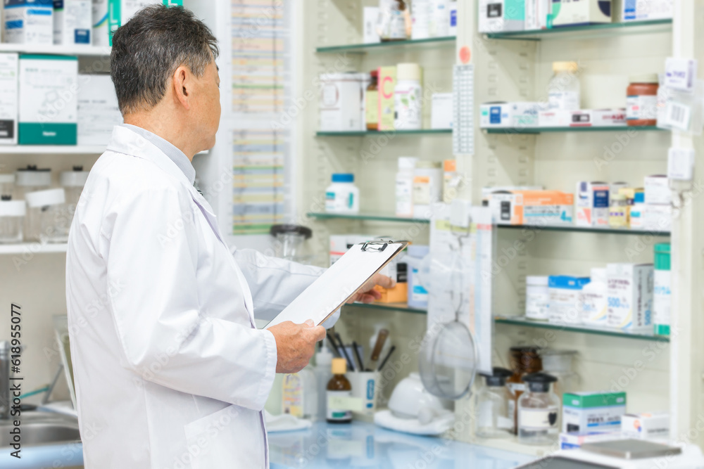 薬局の調剤室で仕事する薬剤師・調剤師
薬局の調剤室で仕事する薬剤師・調剤師