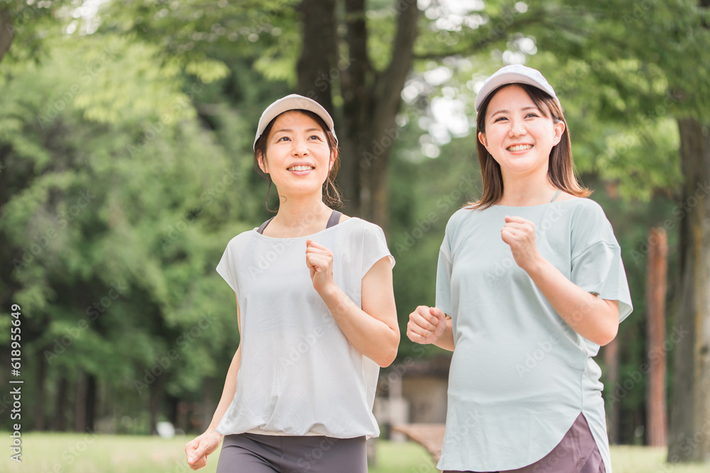 妊娠中に運動・ウォーキング・有酸素運動・散歩するプレママ・妊婦の女性・ママ友
