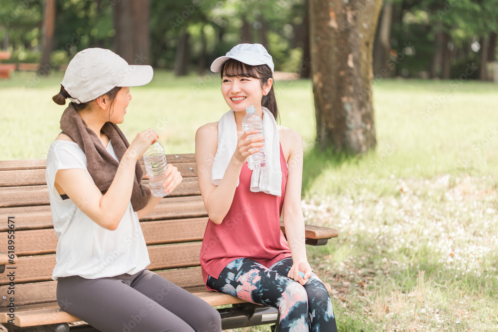 公園で運動・有酸素運動・ランニング中に公園のベンチに座って水分補給をするアジア人女性
公園で運動・有酸素運動・ランニング中に公園のベンチに座って水分補給をするアジア人女性
