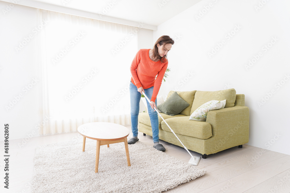 家を掃除する若い女性 家を掃除する若い女性