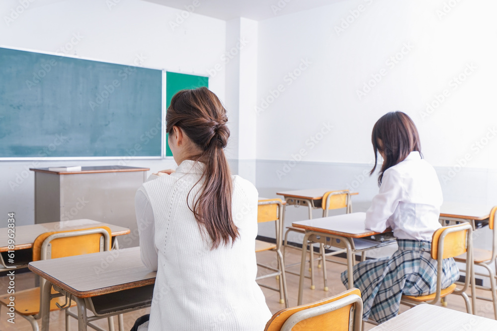 教室に座る学生 教室に座る学生