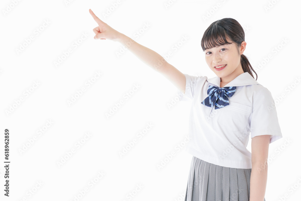 上を指差す制服を着た女子学生