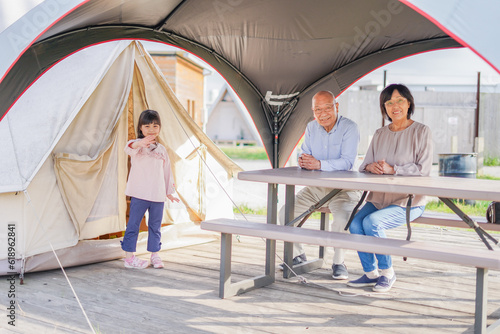 孫とキャンプをする高齢の夫婦 © maroke