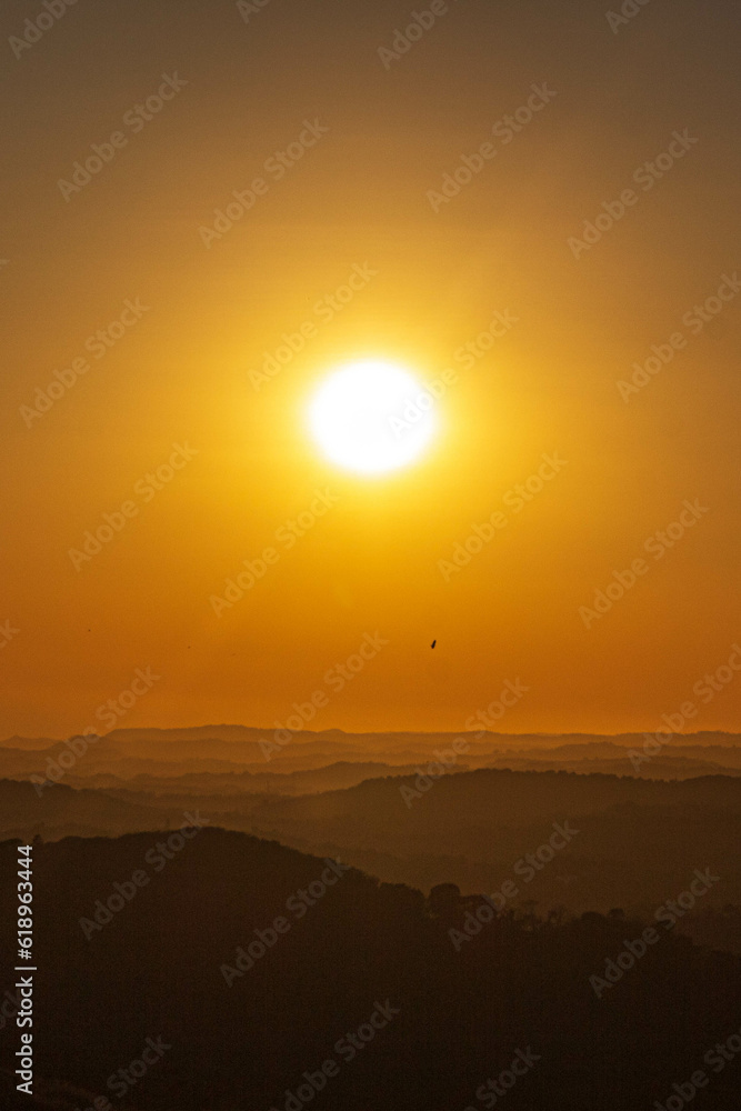 El sol está bajando sobre las montañas