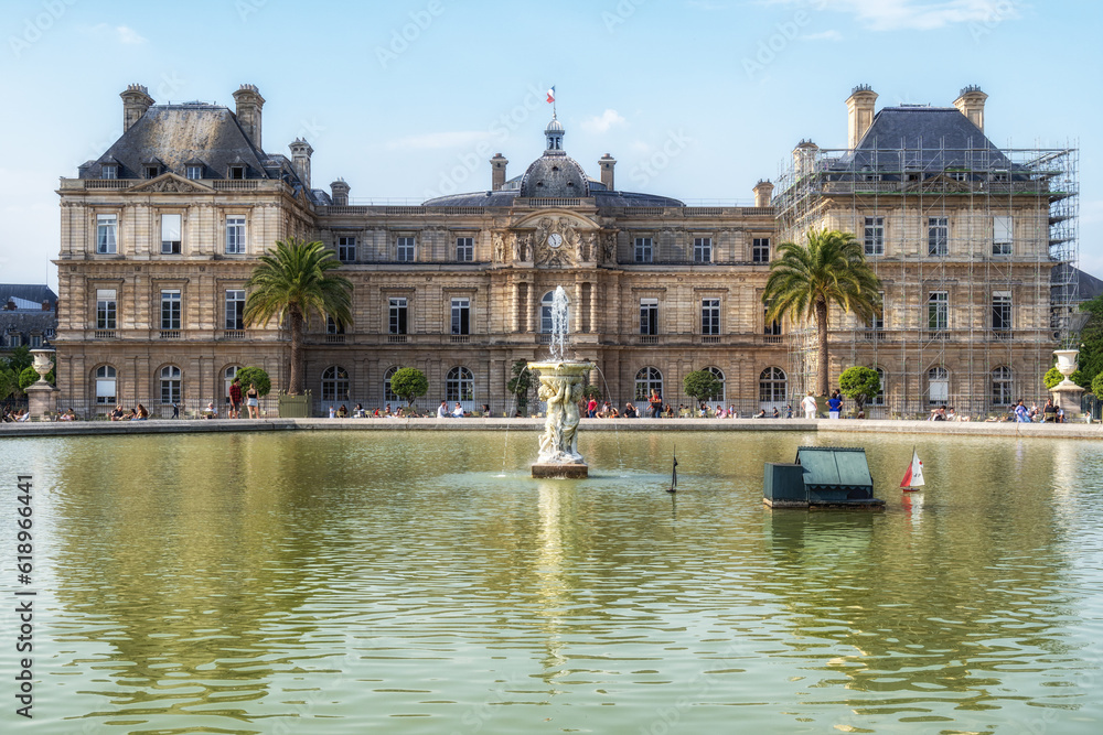 Luxembourg Palace and Grand Bassin