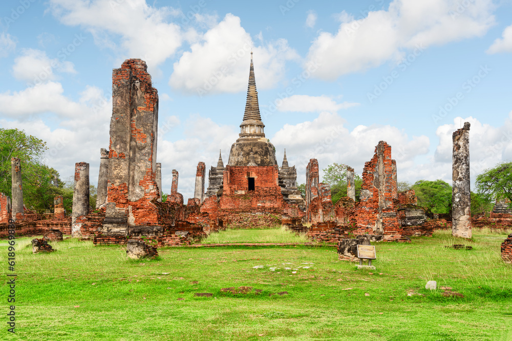 Fototapeta premium Scenic ruins of Wat Phra Si Sanphet in Ayutthaya, Thailand