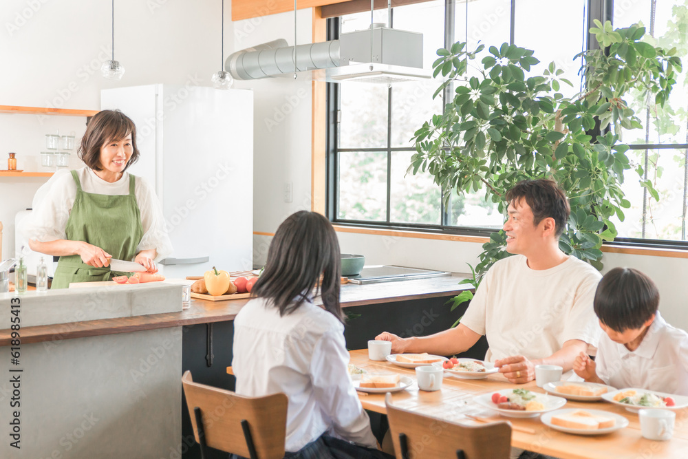 ダイニングで朝食をとる・朝ごはんを食べる家族・ファミリー
ダイニングで朝食をとる・朝ごはんを食べる家族・ファミリー