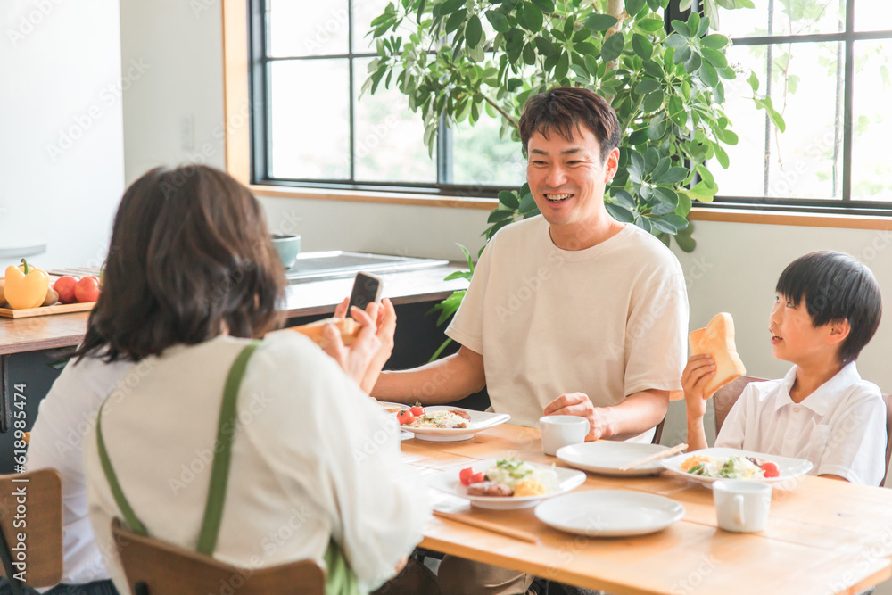 ダイニングで朝食をとる・朝ごはんを食べる家族・ファミリー
ダイニングで朝食をとる・朝ごはんを食べる家族・ファミリー