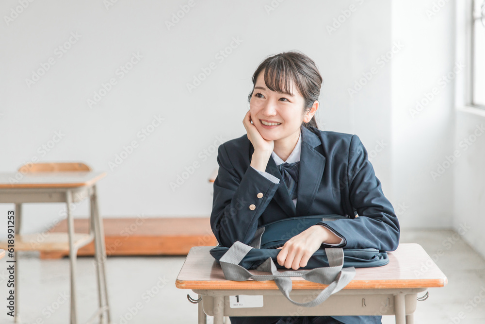 放課後のホームルームで担任の話を聞く女子高校生・中学生の生徒
放課後のホームルームで担任の話を聞く女子高校生・中学生の生徒