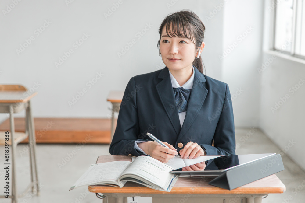 学校・塾でタブレットとイヤホンを使って英語を勉強する高校生（ICT教育）
