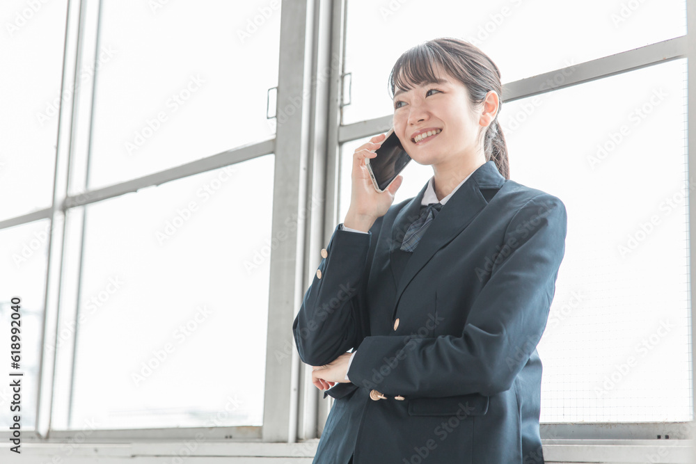 学校の教室でスマホを使う高校生・女子高生(電話・通話・連絡・話す)
学校の教室でスマホを使う高校生・女子高生(電話・通話・連絡・話す)