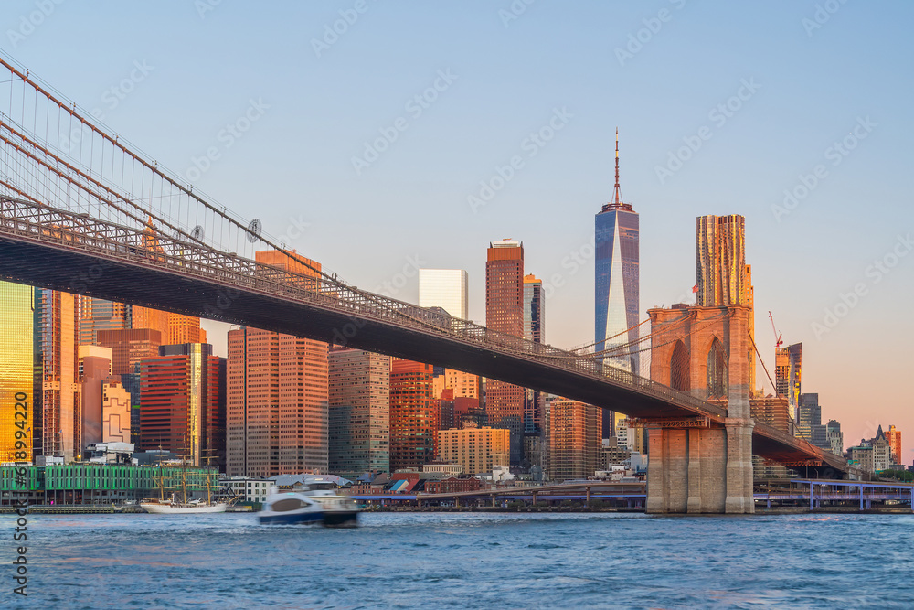 Fototapeta premium Manhattan's skyline with Brooklyn bridge, cityscape of New York City in the United States