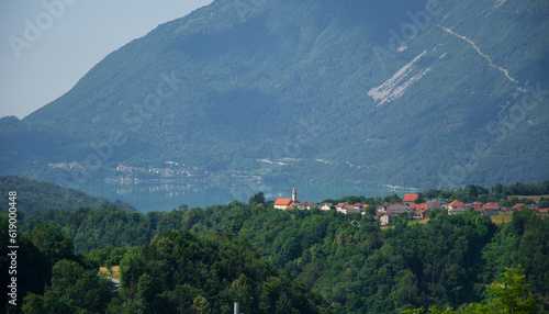 Il bellissimo Alpago con sullo sfondo il lago di Santa Croce