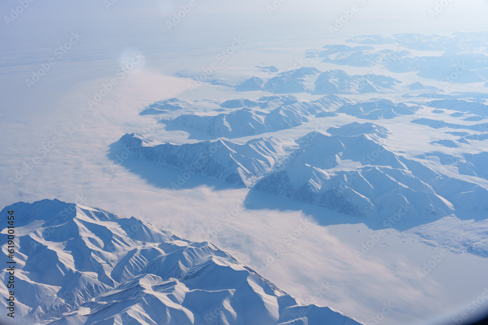 飛行機から見た北極圏の雪山や氷河の景色