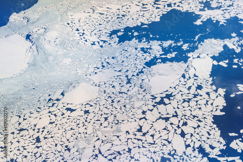 飛行機から見た北極圏の雪山や氷河から溶け出す流氷の景色　地球温暖化