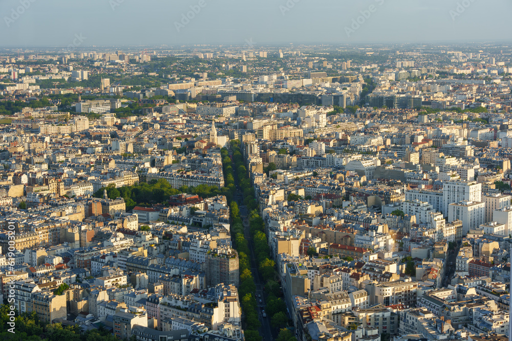 Fototapeta premium 夕暮れ時のパリの街並み