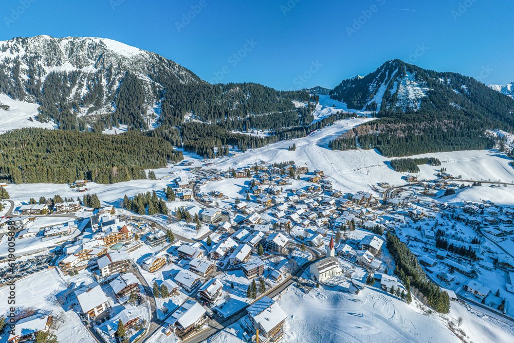 Der Wintersportort Berwang im Tiroler Außerfern an einem sonnigen Wintermorgen