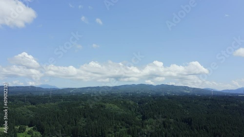 ドローン撮影　夏の山々と青空