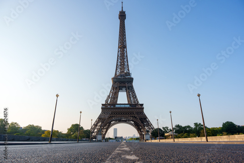 朝焼けに照らされるパリの街並みとエッフェル塔