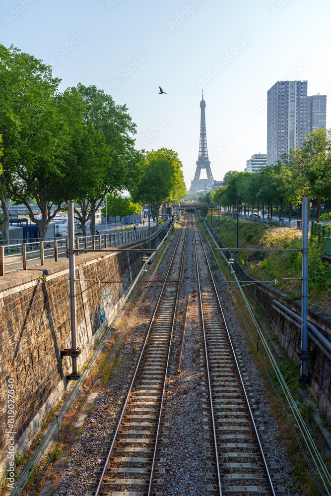 Fototapeta premium エッフェル塔へと向かうパリの線路