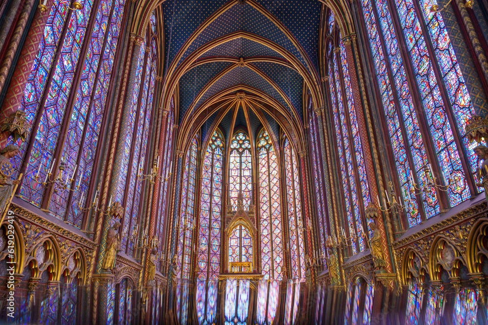 パリの教会の中のカラフルなステンドグラス