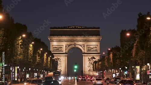 夜のシャンゼリゼ通りとライトアップされた凱旋門の夜景 photo