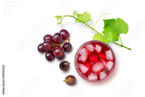 Fotografia Glass of  red grape juice with grapes fruit isolated on white background