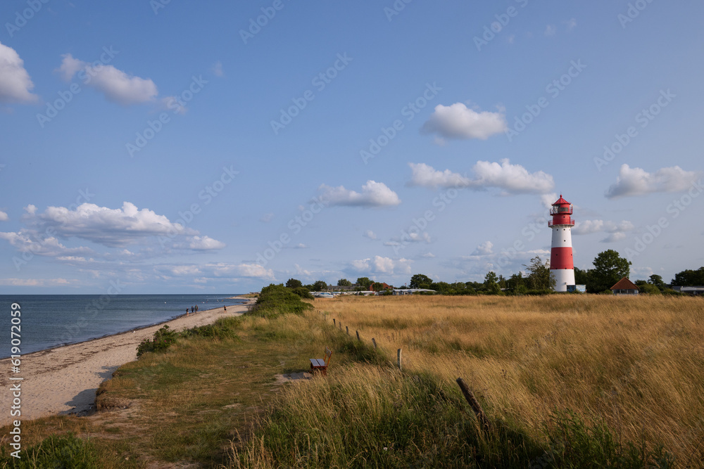 Ostseeküste mit Sandstrand und Leuchtturm Falshöft, Geltinger Birk.