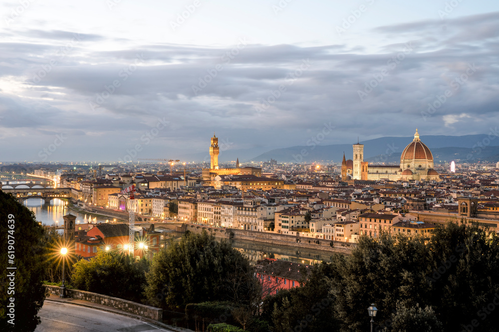 panoramic view of Firenze (Florence) at sunset, taken from Piazzale Michelangelo.
historical landmarks, including the iconic Duomo and Palazzo Vechio,  can be seen at a distance