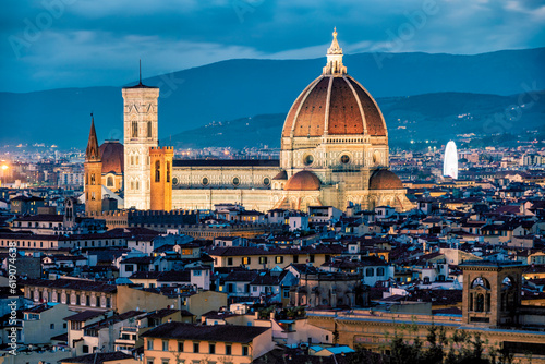 panoramic view of Firenze (Florence) at sunset, taken from Piazzale Michelangelo.
historical landmarks, including the iconic Duomo and Palazzo Vechio,  can be seen at a distance