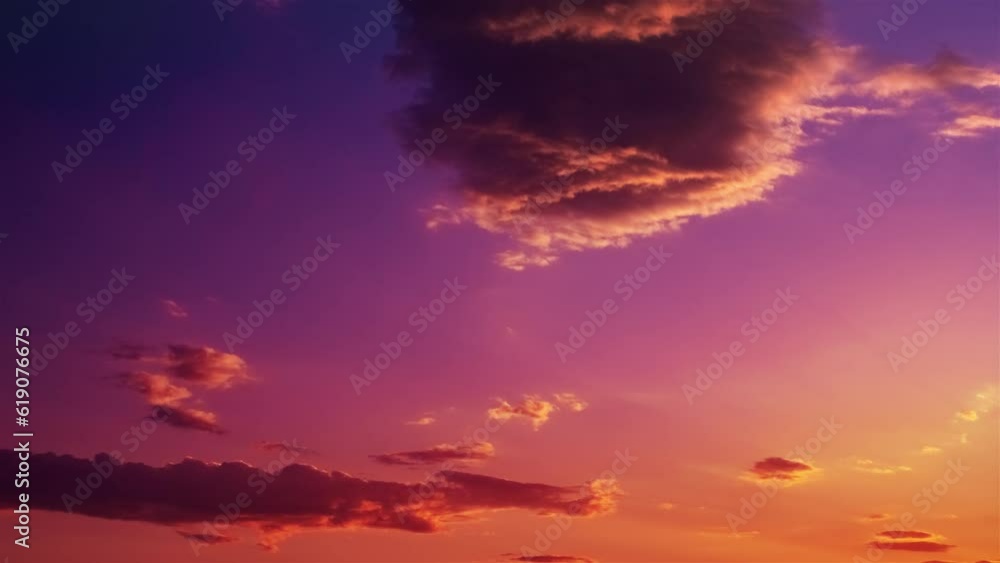 空に雲が躍動する夕暮れの映像 空に雲が躍動する夕暮れの映像